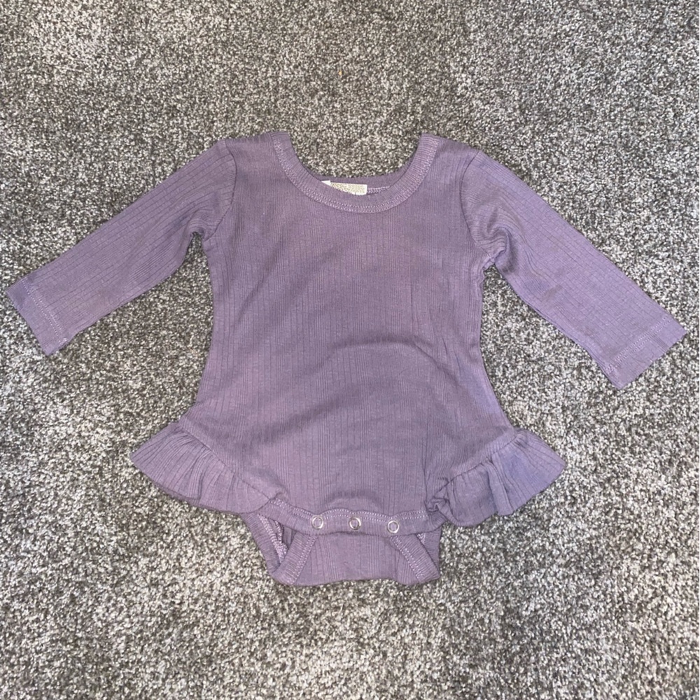 Ruffle onesie 3-6 month
